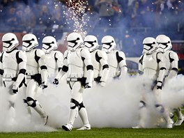 STORMTROOPERS. Postavy ze ságy Hvzdných válek pochodují po hiti bhem...