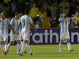 Lionel Messi (vpravo) a jeho argentint spoluhri slav gl proti Ekvdoru.
