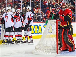 Hokejist Ottawy slav gl, pekonan brank Calgary Mike Smith polyk...