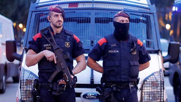 Katalnsk policie Mossos d'Esquadra ste regionln parlament v Barcelon (10. jna 2017)