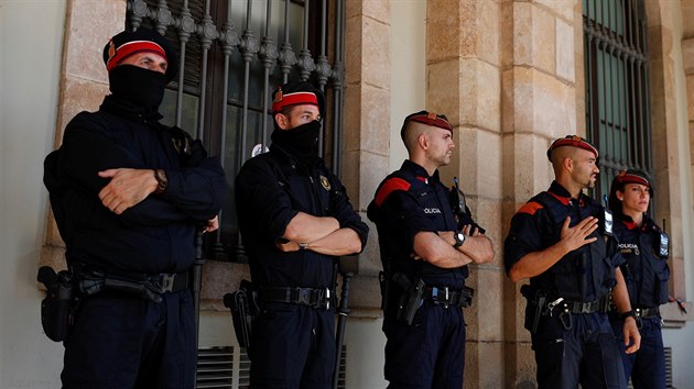 Katalnsk policie Mossos d'Esquadra ste regionln parlament v Barcelon (10. jna 2017)