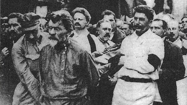 Trockij a Stalin s rakv Felixe Dzerinskho (30. ervence 1926)