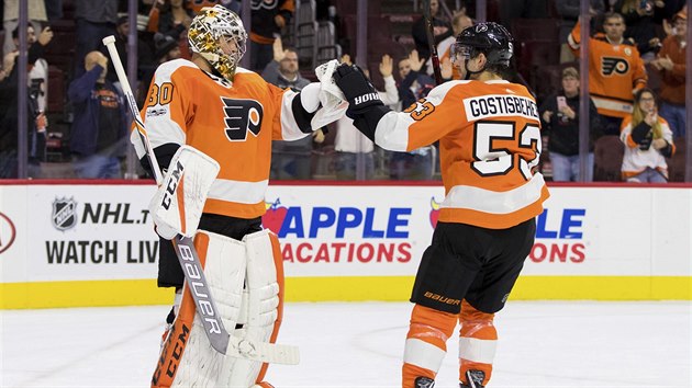 Brank Michal Neuvirth a jeho spoluhr z Philadelphie Shayne Gostisbehere oslavuj vhru nad Floridou.