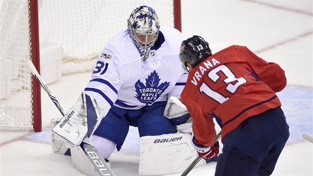 Frederik Andersen v brance Toronta se sna vychytat zakonen Jakuba Vrny z Washingtonu.