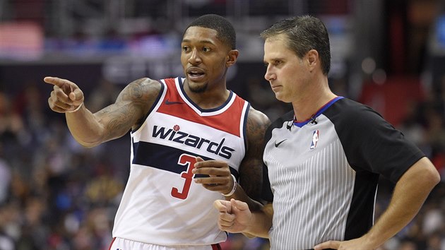 Bhem zpasu Washington - Philadelphia si pkn popovdali Bradley Beal a rozhod David Guthrie.