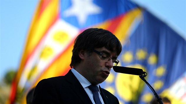 Pedseda katalnsk vldy Carles Puigdemont pi projevu v Barcelon (15. jna 2017)