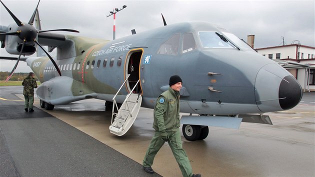 Armda ukzala na karlovarskm letiti vrtulnky a bojov letadla. Letoun CASA C-295.