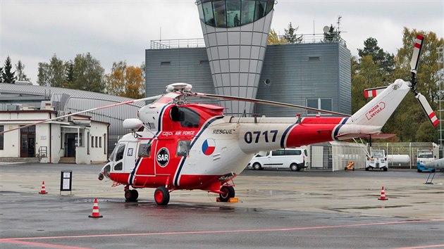 Armáda ukázala na karlovarském letišti vrtulníky a bojová letadla. Vrtulník W-3 Sokol.
