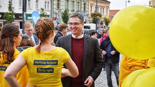 Žlutý tým KDU-ČSL rozdává lidem balónky.