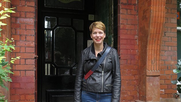 Historička Anna Hájková před londýnským domem Parliament Hill Mansions, kde Šmolková žila.