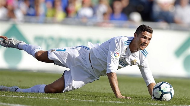 Cristiano Ronaldo z Realu Madrid (vpravo) pad bhem zpasu s Getafe.