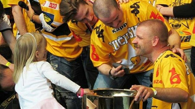 Jan Ptek (zcela vpravo) slav extraligov titul spolen s litvnovskmi hokejisty.