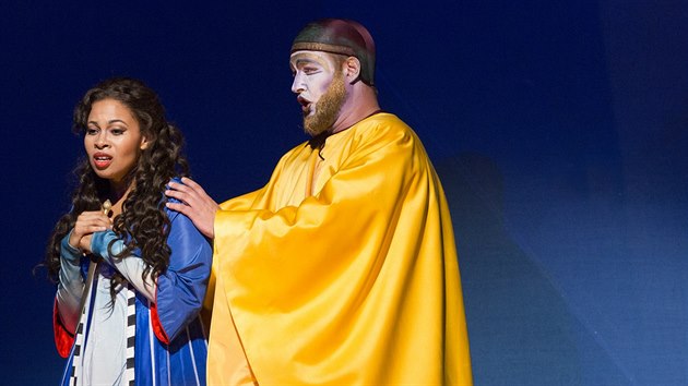 Golda Schultzov jako Pamina a Tobias Kehrer jako Sarastro v inscenaci Mozartovy Kouzeln fltny v Metropolitn opee