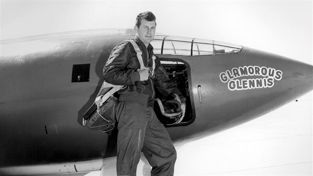 Chuck Yeager a experimentální raketový letoun Bell X-1 pojmenovaný Glamorous Glennis. Dne 14.10.1947 na tomto stroji Yeager jako první v historii překročil ve vodorovném letu rychlost zvuku.