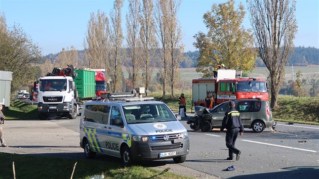 Na hlavním tahu mezi Jihlavou a Havlíčkovým Brodem havarovala tři auta. Celkem se při srážce zranilo deset lidí.