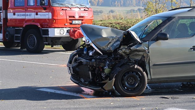 Na hlavním tahu mezi Jihlavou a Havlíčkovým Brodem havarovala tři auta. Celkem se při srážce zranilo deset lidí.