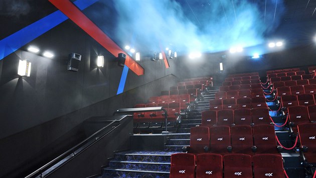 Všemi smysly. Nové kino 4DX v obchodním centru Chodov přináší do kinosálu déšť, vítr i sníh.