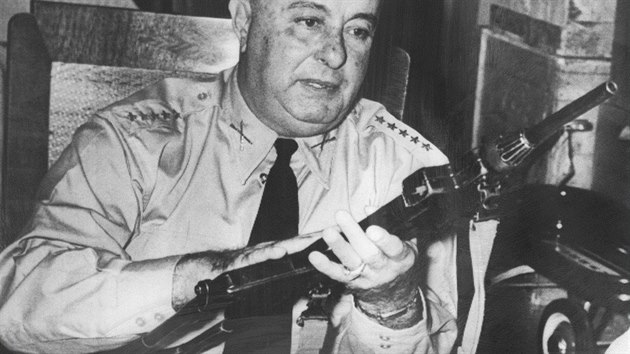 Diktátor Anastasio Somoza miloval zbraně. A věděl, komu být vděčný. Když v roce 1954 smetl puč podporovaný Spojenými státy prezidenta Jacoba Árbenze, aby v zemi ustavil diktaturu vojenské junty, Somoza převrat podpořil vysláním vojáků.