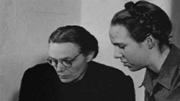 Gudrun s matkou Margarete v listopadu 1945, kdy svědčily u Norimberského tribunálu. Jeho proces Gudrun nepřesvědčil, ochraně a obraně hledaných nacistů zasvětila život.