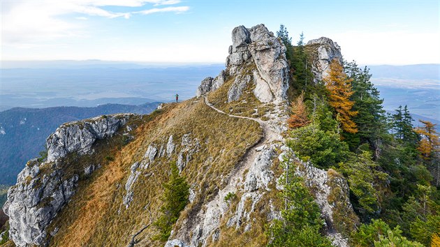 Vrchol Ostr (1 247 m) nabz kruhov rozhled.