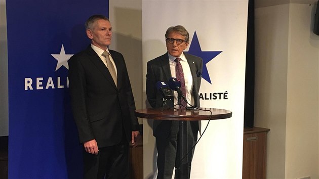 Kandid�t na prezidenta Ji�� Hynek (vlevo) a mentor Realist� Petr Robej�ek. (17. 10. 2017)
