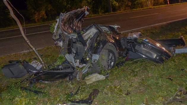 Osobn auto bylo po nrazu do stromu zcela zdemolovan (14. jna 2017)