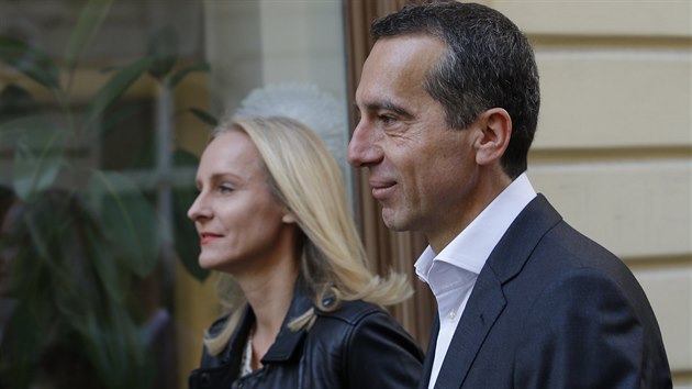 Sociálnědemokratický kandidát Christian Kern odchází z volební místnosti ve Vídni. Na snímku je s manželkou (15. října 2017)