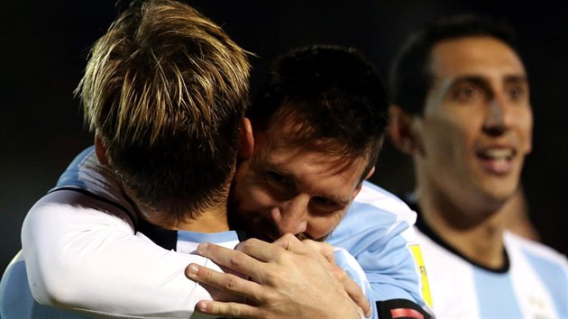 Lionel Messi a Lucas Biglia se objmaj. Vtzstv nad Ekvdorem Argentin zajistilo postup na mistrovstv svta v Rusku.