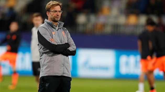 Kou Liverpoolu Jrgen Klopp sleduje rozcviku ped zpasem Ligy mistr v Mariboru.