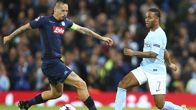 Slovensk zlonk Marek Hamk v souboji s Anglianem Raheemem Sterlingem, fotbalistou Manchesteru City. Ten v Lize mistr pivtal Neapol.