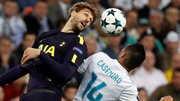 Fernando Llorente se neekan objevil v zkladn sestav Tottenhamu. Na snmku v souboji s Casemirem, fotbalistou Realu Madrid.