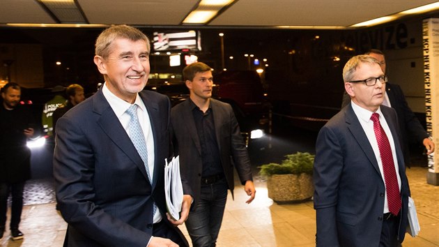 Andrej Babi a Lubomr Zaorlek pi pchodu do Kongresovho centra na debatu T (19. jna 2017).