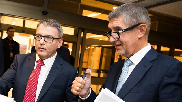 Andrej Babi a Lubomr Zaorlek pi pchodu do Kongresovho centra na debatu T (19. jna 2017).