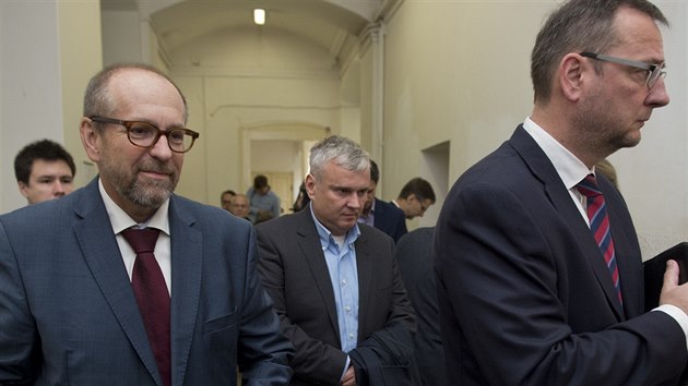 Zleva exposlanec Ivan Fuksa, Roman Boček a bývalý premiér Petr Nečas přicházejí k jednací síni Obvodního soudu pro Prahu 1, kde bude pokračovat projednávání kauzy takzvaných trafik pro poslance (12. října 2017).