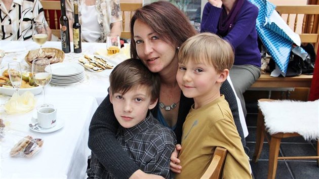 Autorka blogu a kuchařky V kuchyni vždy otevřeno... Andrea Motlíková se svými dětmi