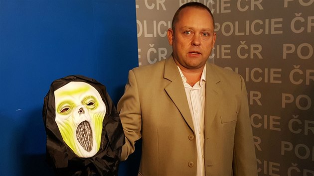 Radim Bena, vedoucí moravskoslezského 9. oddělení obecné kriminality, ukazuje kuklu, kterou se maskovali přepadávači heren v Ostravě. (10. října 2017)