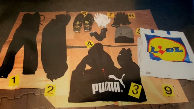 Boty a oblečení odhozené lupiči po přepadení herny v Ostravě. (10. října 2017)