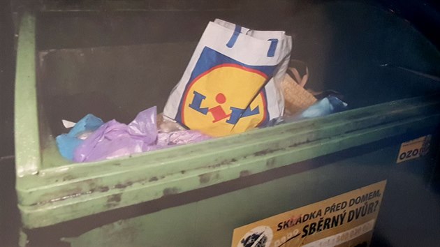 Oblečení odhozené lupiči po přepadení herny v Ostravě leželo v tašce v kontejneru. (10. října 2017)