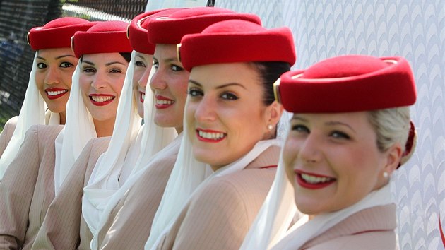 Letušky společnosti Emirates ve svých ikonických kloboučcích.
