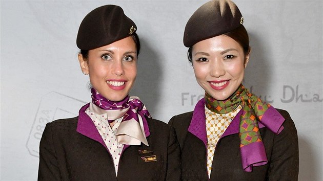 Letušky společnosti Etihad Airlines během newyorského týdne módy.