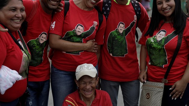 Pznivci kandidta venezuelsk vldn Socialistick strany, Argenise Chveze, maj na sob triko s podobiznou jeho zesnulho bratra a bvalho prezidenta Venezuely Huga Chveze. Snmek pochz ze sttu Barinas na stedozpad Venezuely. (2. jna 2017)