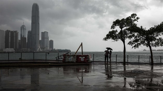 K Hongkongu se blíží tajfun Khanun. (15. října 2017)