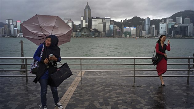 Hongkong se připravuje na příchod tajfunu Khanun. (15. října 2017)