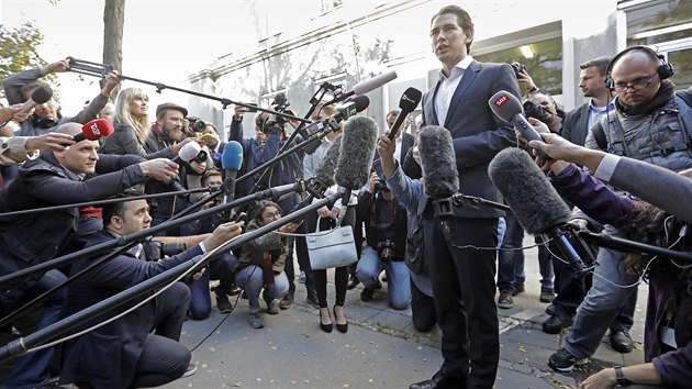 Rakouský ministr zahraničí, předseda lidovců a favorit parlamentních voleb v Rakousku Sebastian Kurz v obležení novinářů. (15. října 2017)