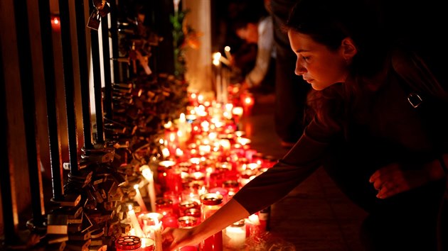 Zavražděnou novinářku Daphne Caruanovou Galiziovou přišly do ulic Malty uctít tisíce lidí. (16. října 2017)