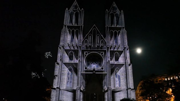 Takhle vypadají videomapingy, které oživily Kostel svaté Ludmily v Praze. (10.10.2018)