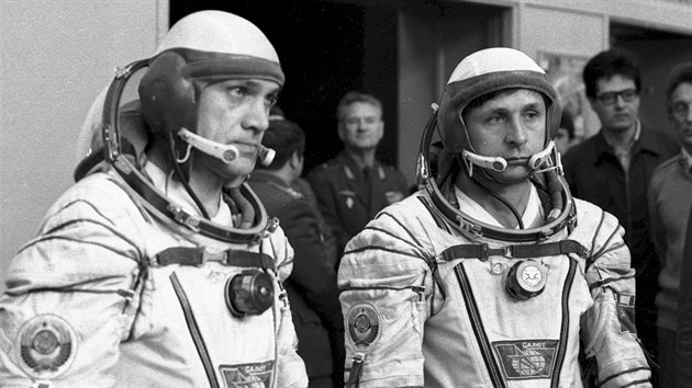 Již samotná příprava k letu v Sojuzu T-13 na mlčící stanici Saljut-7 byla  nesmírně náročná, stejně jako posléze celá mise - je to vidět na únavě ve tvářích Džanibekova a Savinycha (vpravo) nedlouho před jejich startem do kosmu.