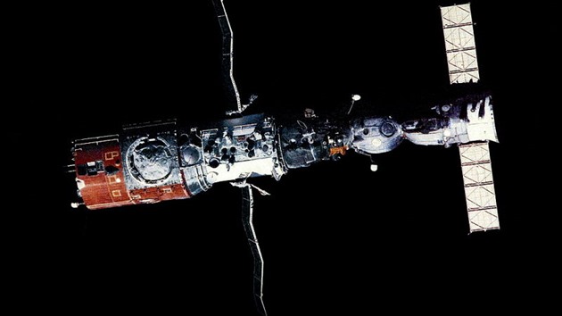 Stanice Saljut-7 s pipojenou dopravn lod Sojuz, vpravo.