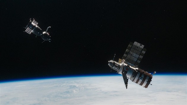 Sojuz T-13 (vlevo) se na oběžné dráze Země chystá ke spojení s nevyzpytatelnou stanicí Saljut-7. Snímek z filmu.