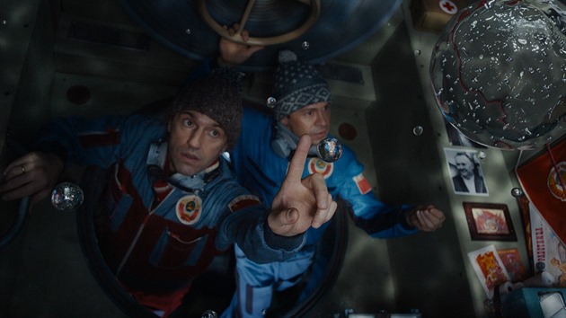 Rozmrzající stanice znamenala pro kosmonauty další problém - nezvládnutelné množství všudypřítomné vody. Snímek z filmu.